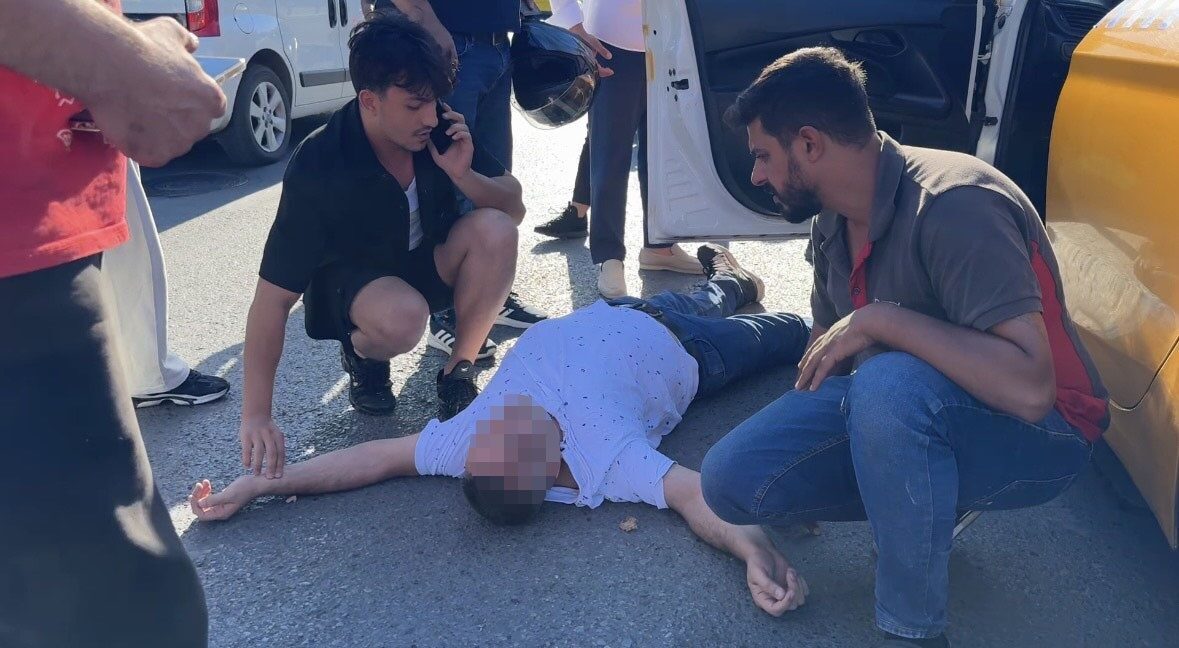 İstanbul Beyoğlu’nda direksiyon başında fenalaşan taksici, aracından inerken baygınlık geçirerek