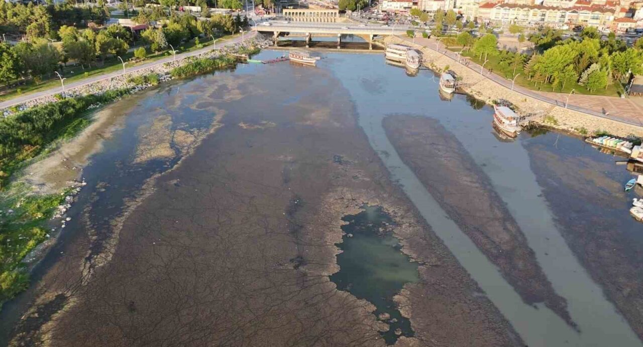Türkiye’nin en büyük tatlı su gölü olan Beyşehir Gölü’nde yaz