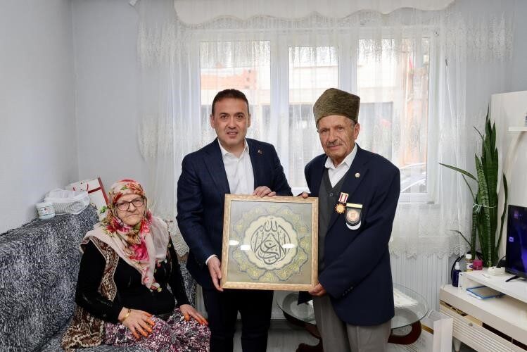 Bilecik Valisi Faik Oktay Sözer, Pazaryeri ilçesinde yaşayan Kıbrıs gazisi