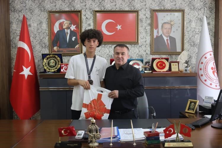 Bilecikli atlet Kurtuluş Bilir, İstanbul’da düzenlenen 38. Sadi Gülçelik yarışmalarında