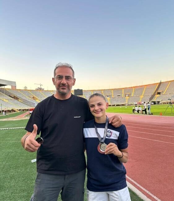 İzmir’de düzenlenen Büyükler Atletizm Türkiye Şampiyonası’nda Bilecikli sporcu Nur Arı,