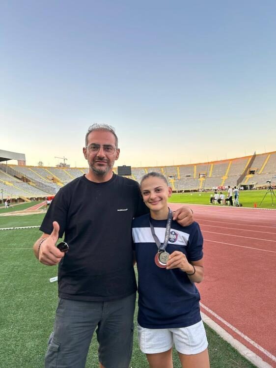 İzmir’de düzenlenen Büyükler Atletizm Türkiye Şampiyonası’nda Bilecikli sporcu Nur Arı,