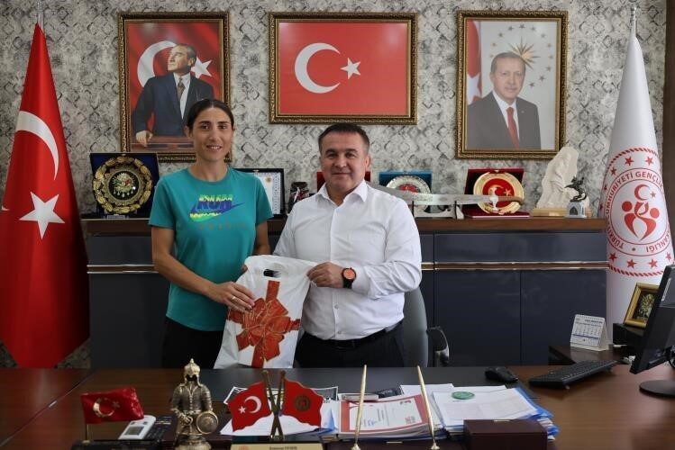 Türkiye Şampiyonu olan Bilecikli milli sporcu Sebahat Demir, antrenörü Medeni