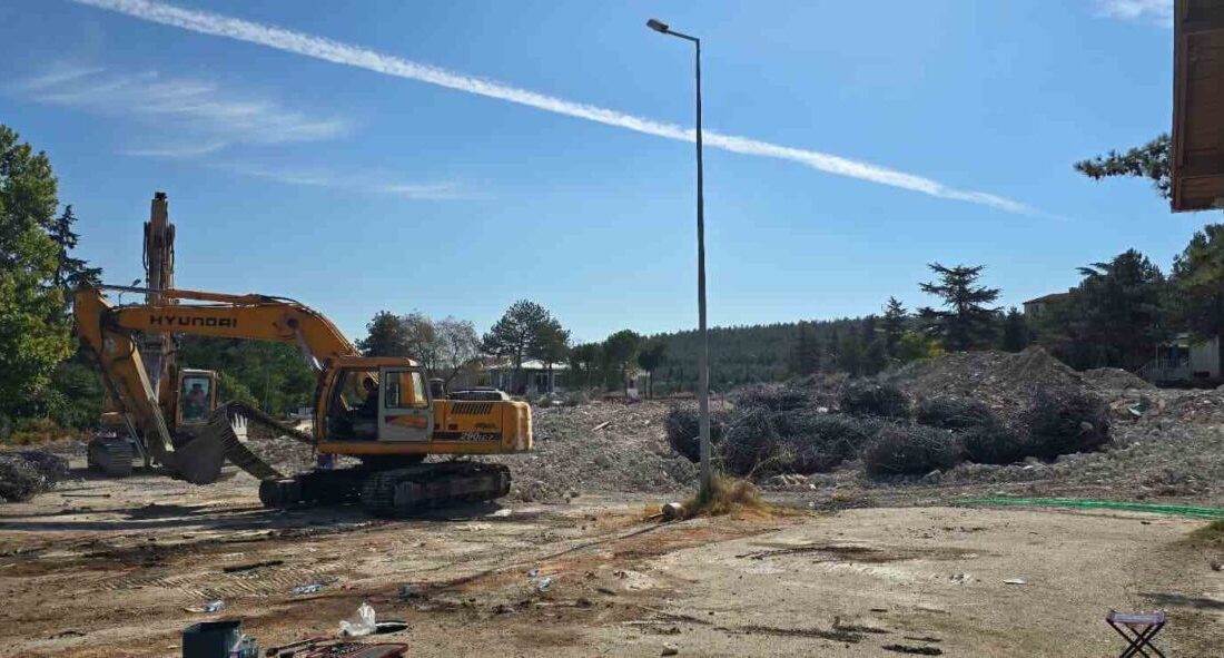 Bilecik’te yıllardır atıl durumda bulunan eski devlet hastanesinin yıkım çalışmaları