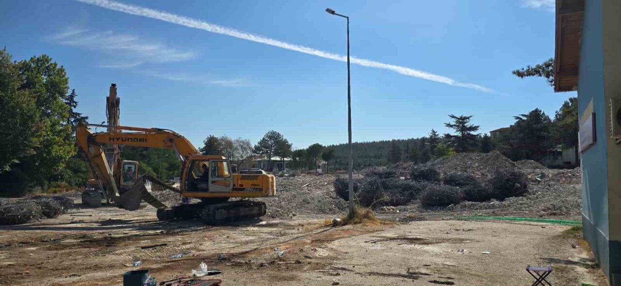 Bilecik’te yıllardır atıl durumda bulunan eski devlet hastanesinin yıkım çalışmaları