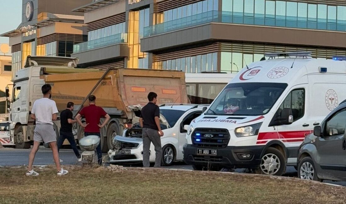 Bilecik’te kamyonet ile çekicinin karıştığı trafik kazasında 3 kişi yaralandı.