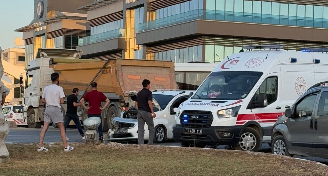Bilecik’te kamyonet ile çekicinin karıştığı trafik kazasında 3 kişi yaralandı.