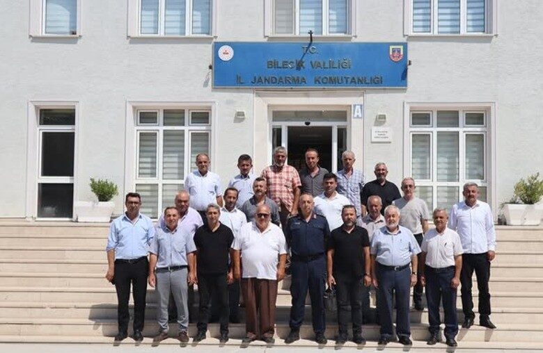 Bilecik Muhtarlar Derneği Başkanı İlhami Çınar ve beraberindeki mahalle ile