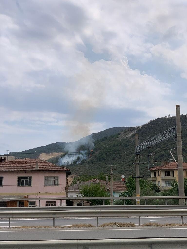 Bilecik’te ormanlık alanda çıkan yangın helikopter desteği ile kısa sürede