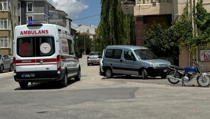 Bilecik’te hafif ticari araç ile bisikletin çarpışması sonucu meydana gelen