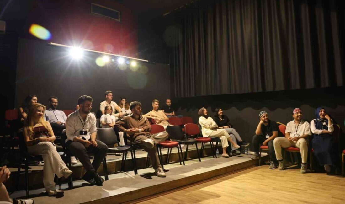 Elazığ’da Fi Sanat Elazığ tarafından sahnelenen “Köylü Vampir” tiyatro oyunu,