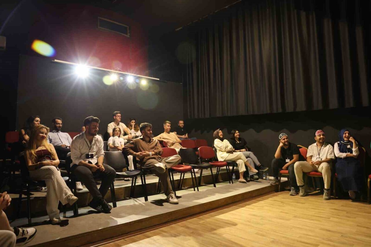 Elazığ’da Fi Sanat Elazığ tarafından sahnelenen “Köylü Vampir” tiyatro oyunu,