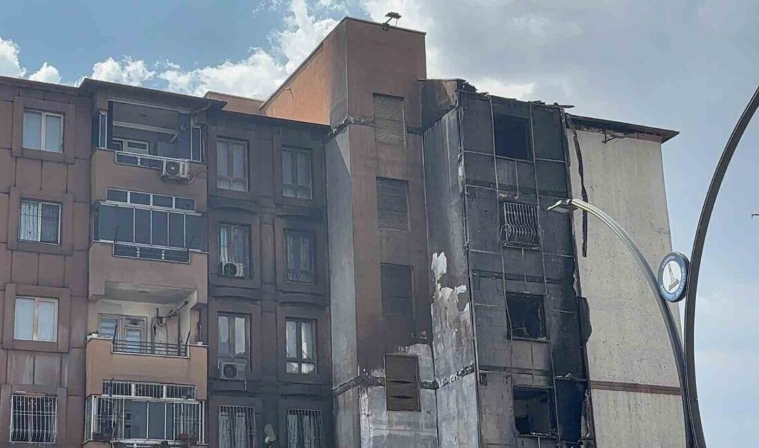 Gaziantep’te 5 katlı bir binanın alt katında çıkan yangında dumanlar
