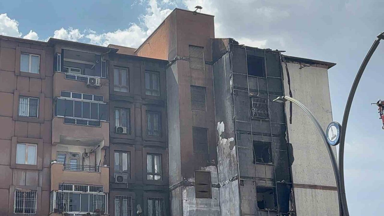 Gaziantep’te 5 katlı bir binanın alt katında çıkan yangında dumanlar