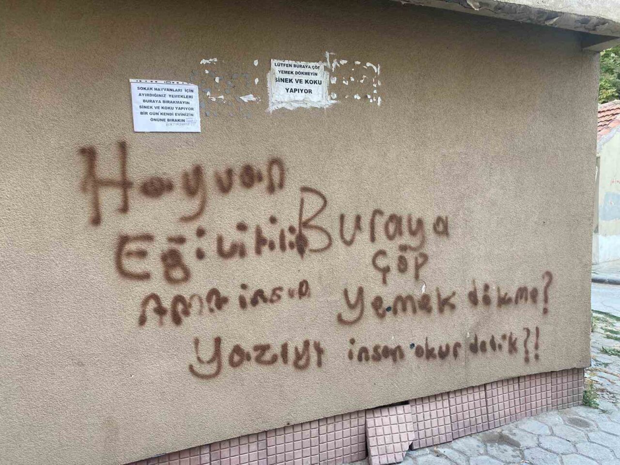 Eskişehir’de bir binanın duvarına, çöp ve yemek dökülmemesi ile ilgili