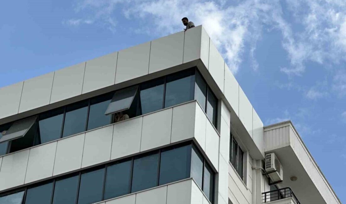 Adıyaman’da bir kişi 8 katlı bir binanın tepesine çıkarak atlamak