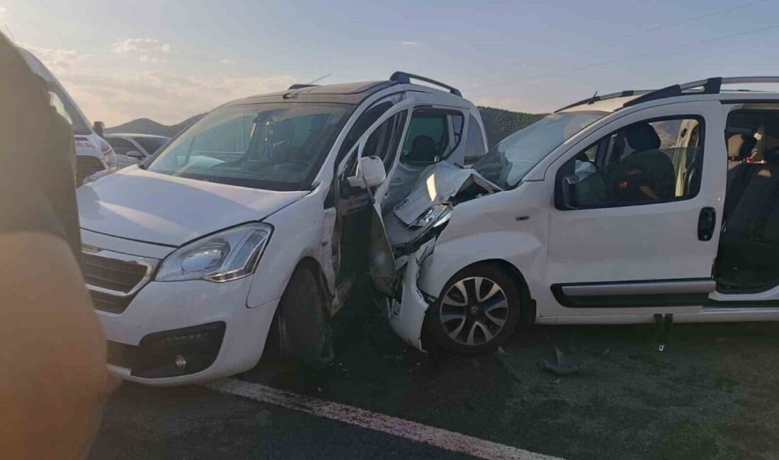 Bingöl’de 2 hafif ticari aracın çarpışması sonucu meydana gelen trafik