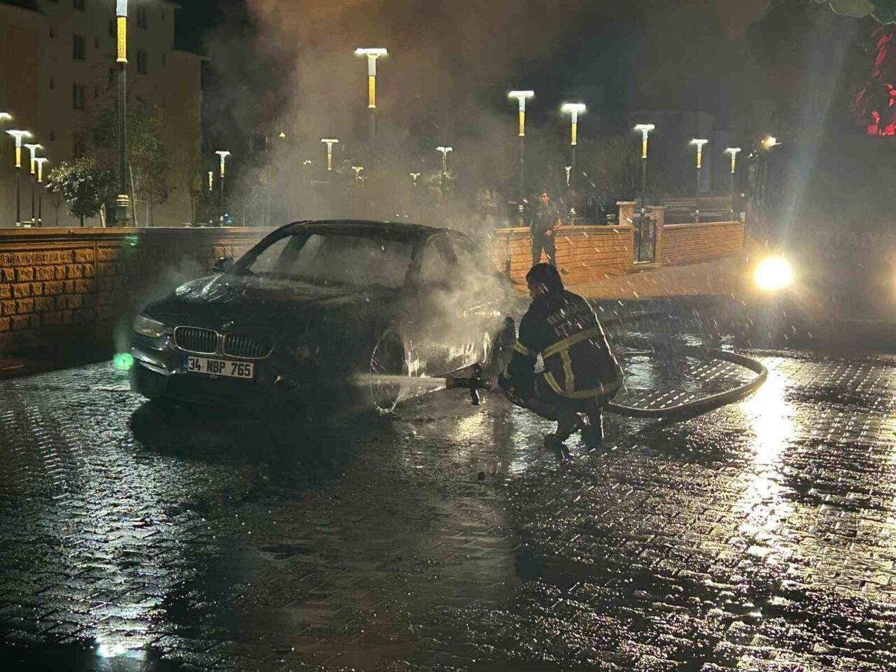 Bingöl’de lüks bir araç, seyir halindeyken bir anda alev aldı.