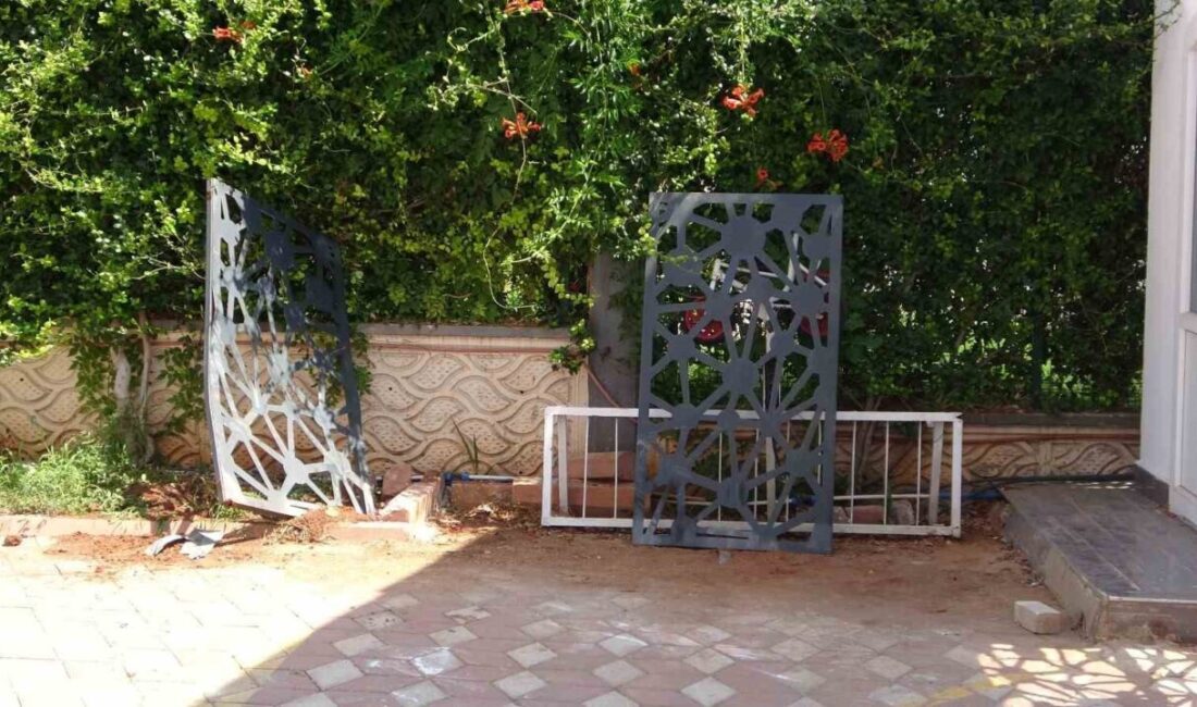 Mersin’de bir kadın sürücü, sitenin otomatik kapısının açılmasını beklerken bir