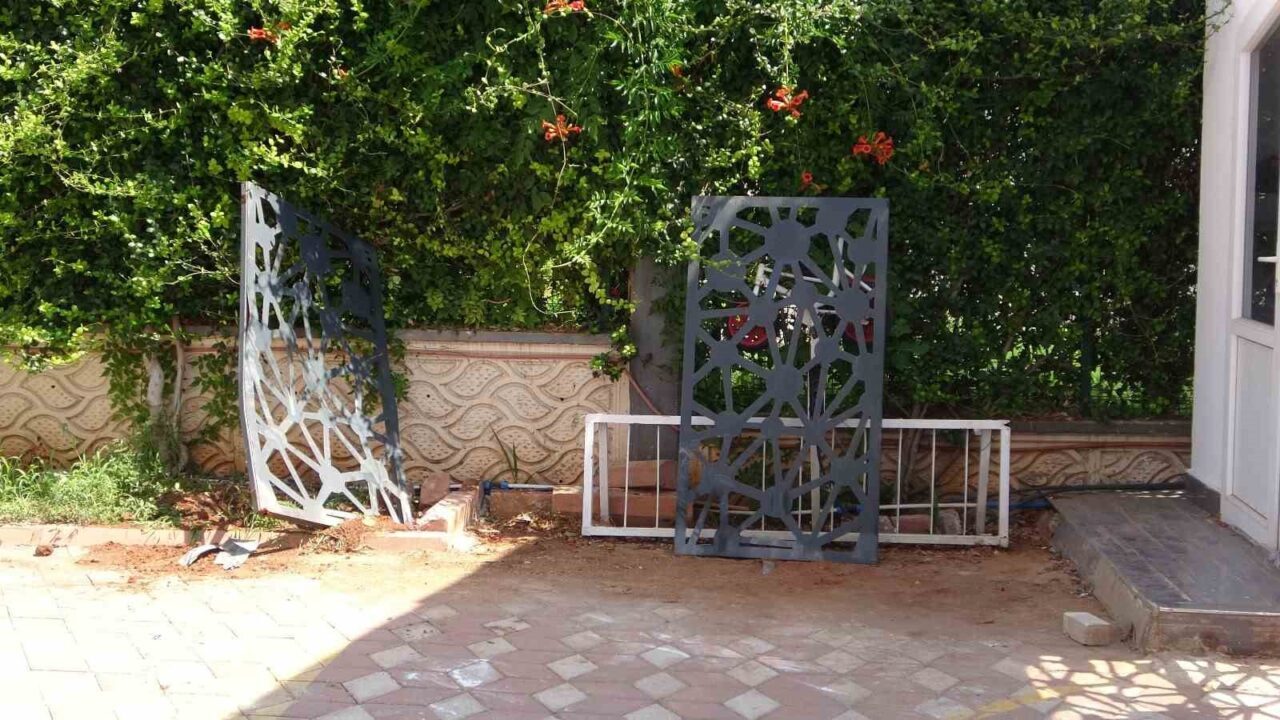 Mersin’de bir kadın sürücü, sitenin otomatik kapısının açılmasını beklerken bir