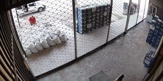 Elazığ sebze halinde bir şahıs, dükkan önünde duran bir çuval