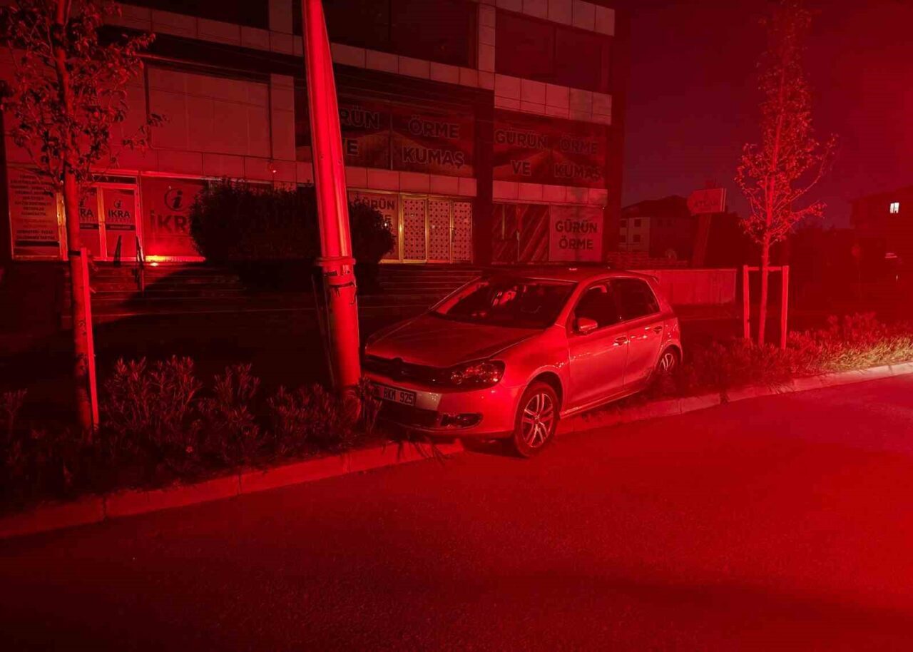 Tekirdağ’ın Kapaklı ilçesinde seyir halinde olan bir otomobil kontrolden çıkarak