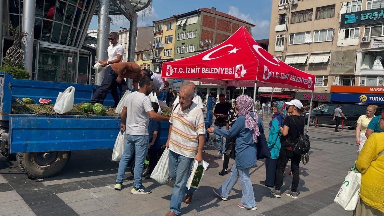 Kocaeli Sivaslılar Dernek Federasyonu Başkanı Zafer Dolu, satışı yapılan karpuzları