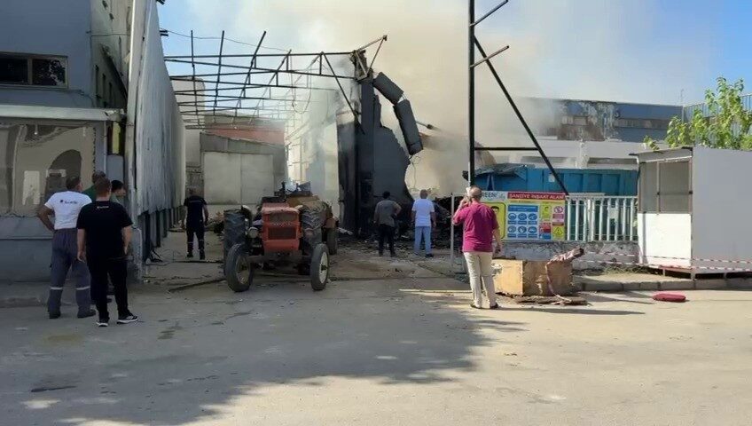 Bursa’nın Nilüfer ilçesinde yıkımı devam eden bir fabrikada yangın çıktı.
