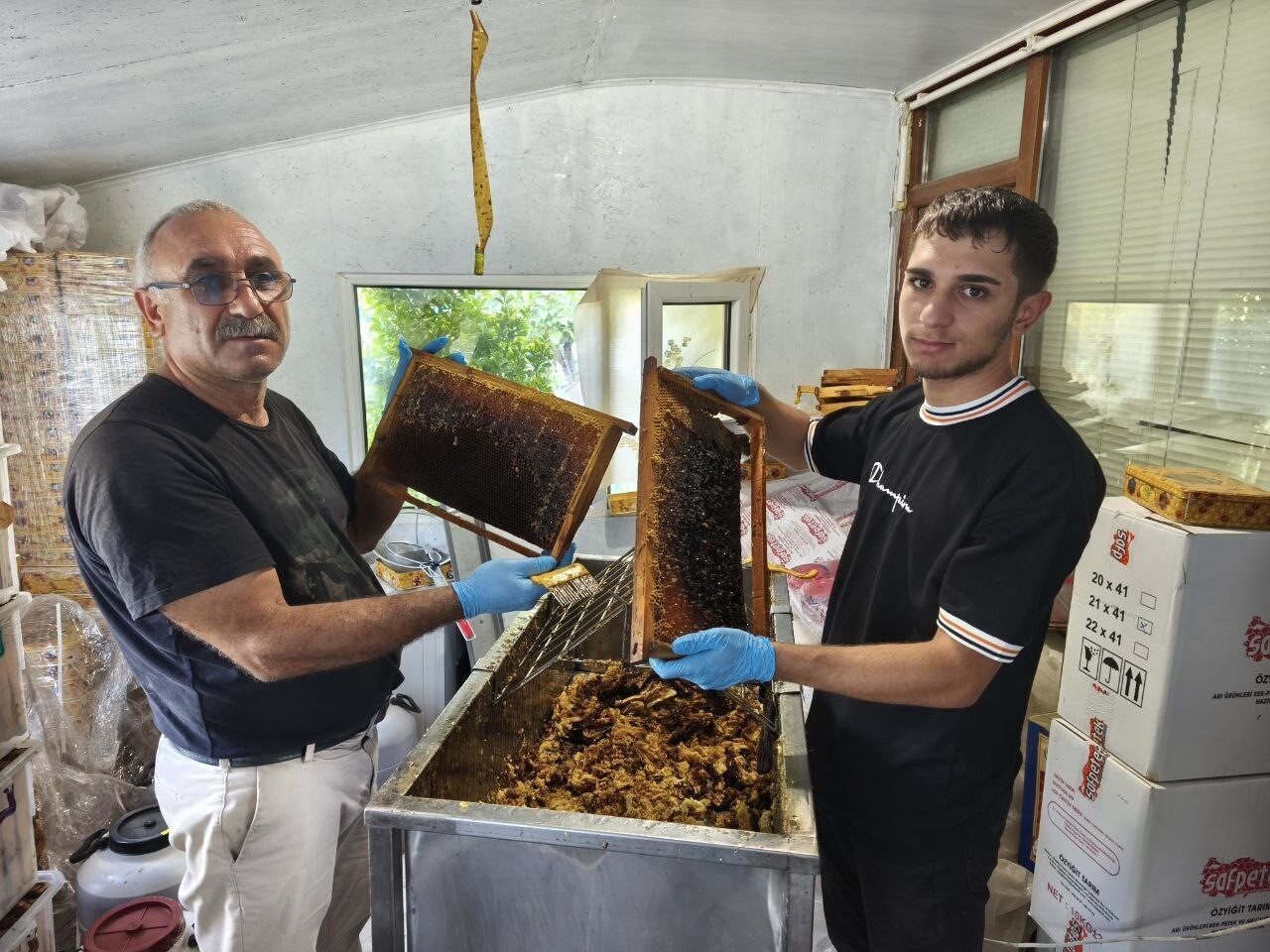 Tunceli’nin Çemişgezek ilçesinde babasına arıcılık, hayvancılık, bağ bahçe işlerinde yardım
