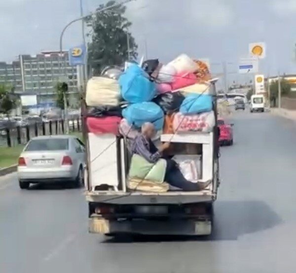 Adana’da iki ayrı kamyonette yolculuk yapan vatandaşlardan biri kendini iple