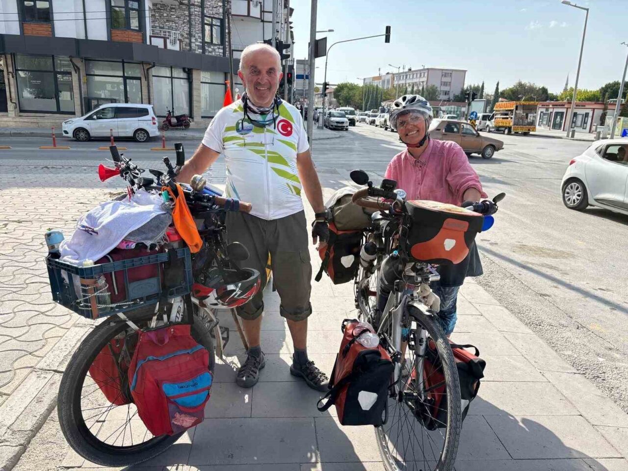 İstanbul’da yaşayan emekli çift, bisikletle çıktıkları Türkiye turunda Konya’nın Karapınar