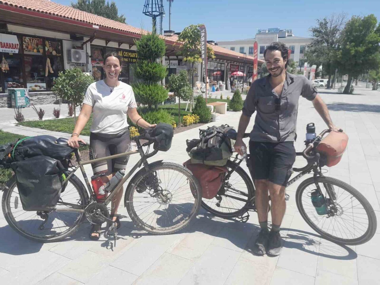 Kanadalı iki arkadaş, Avukat Philipe ve üniversite danışmanı Marjorie, Türkiye’yi