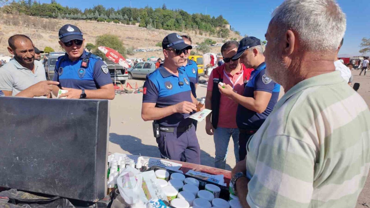 Kayseri Büyükşehir Belediyesi Zabıta ekipleri bit pazarına denetimlerini sürdürüyor. Bu
