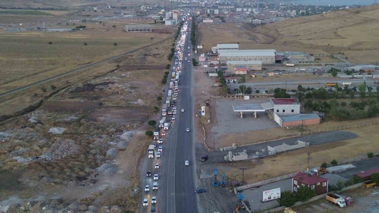 Bitlis-Tatvan kara yolunda, devam eden kavşak ve yol yenileme çalışmaları