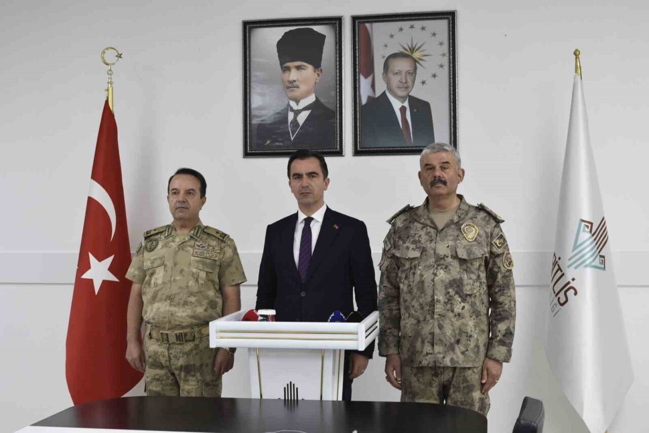 Bitlis Valisi Ahmet Karakaya, il genelindeki asayiş olaylarını değerlendirerek, güvenlik