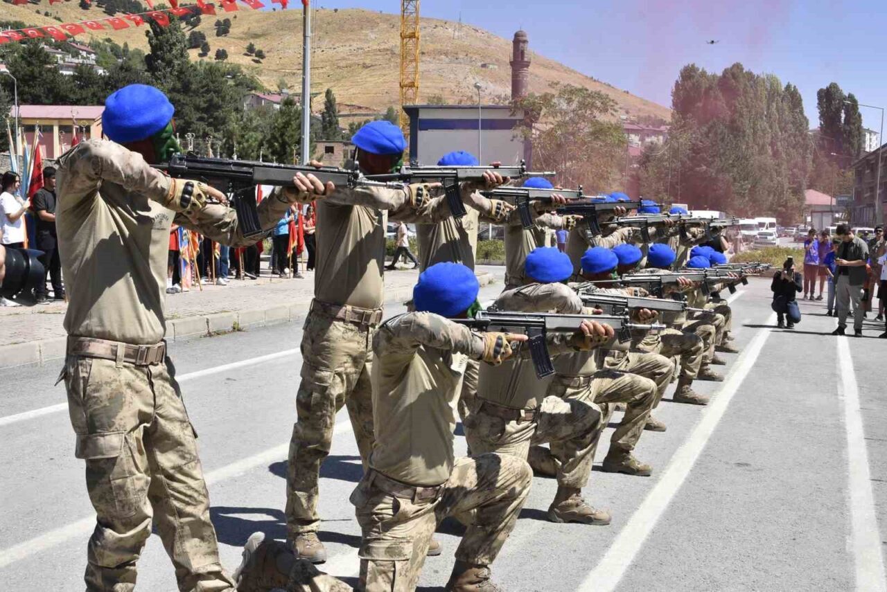 Bitlis’in düşman işgalinden kurtuluşunun 109. yılı düzenlenen törenle coşkuyla kutlandı.