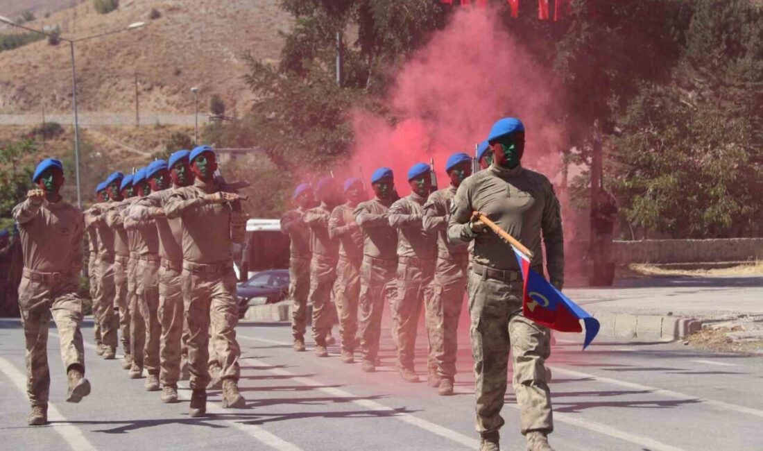 Bitlis’te Cumhuriyet Meydanı’nda düzenlenen törenle 30 Ağustos Zafer Bayramı coşkuyla