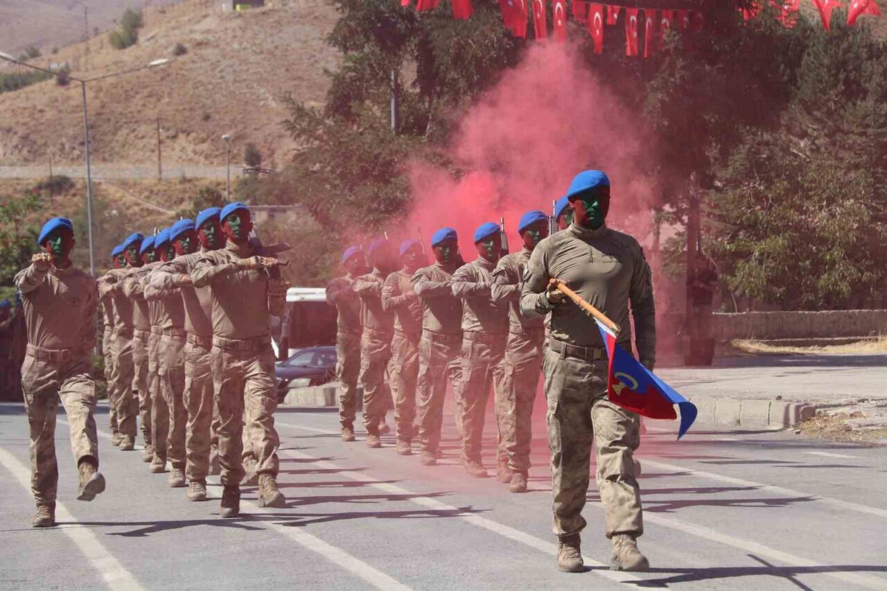 Bitlis’te Cumhuriyet Meydanı’nda düzenlenen törenle 30 Ağustos Zafer Bayramı coşkuyla