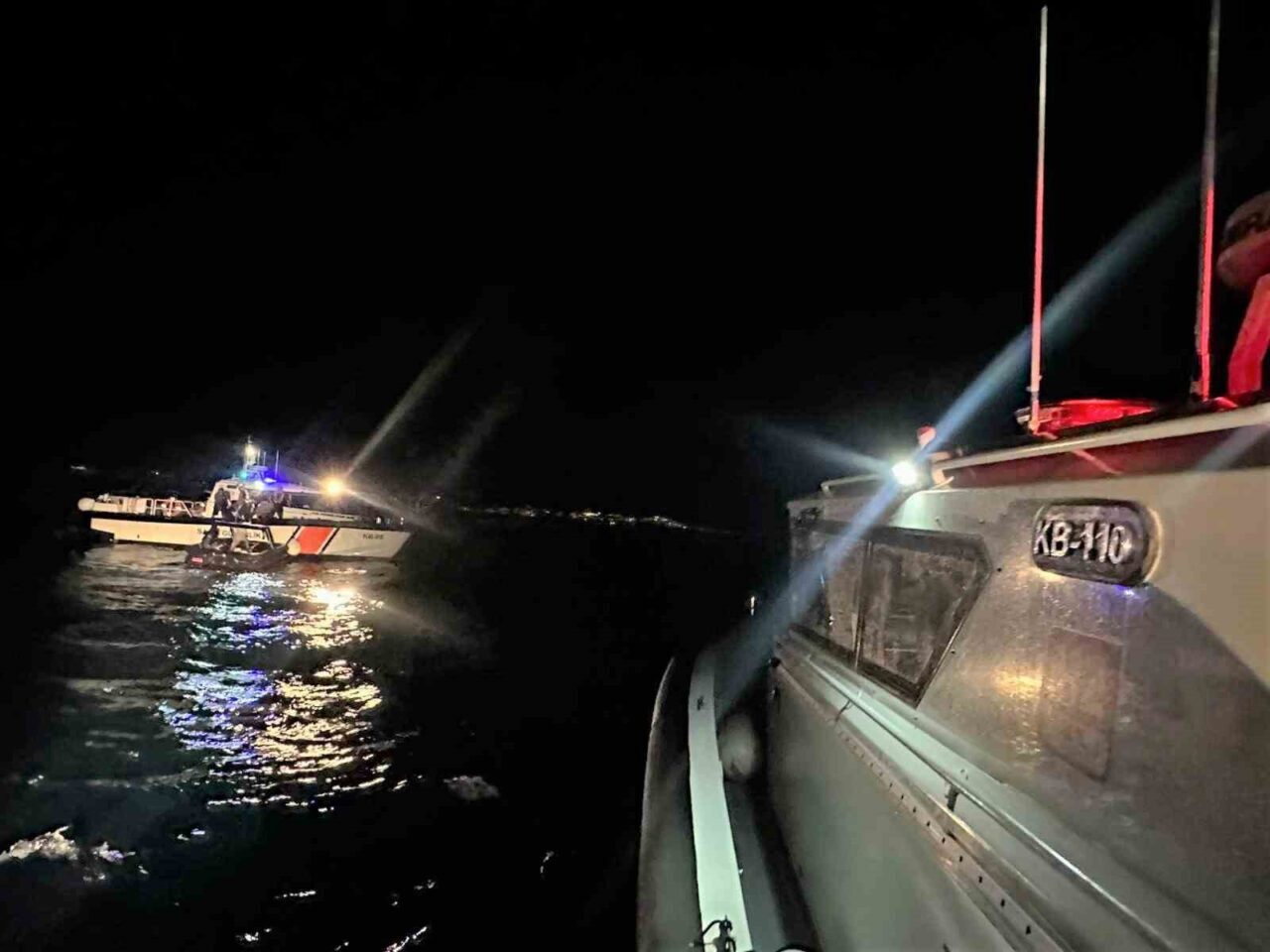 Muğla’nın Bodrum ilçesi açıklarında can salı içerisindeki 19 düzensiz göçmen