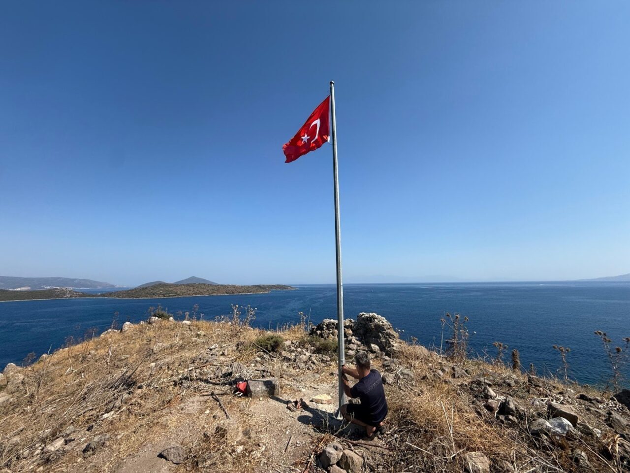 Bodrum Belediyesi, kent genelinde yıpranmış ve eskimiş Türk bayraklarını yeniliyor.