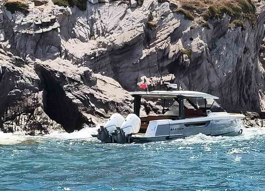Muğla’nın Bodrum ilçesi açıklarında arıza yapan tekne sürüklenerek Çatal Adası