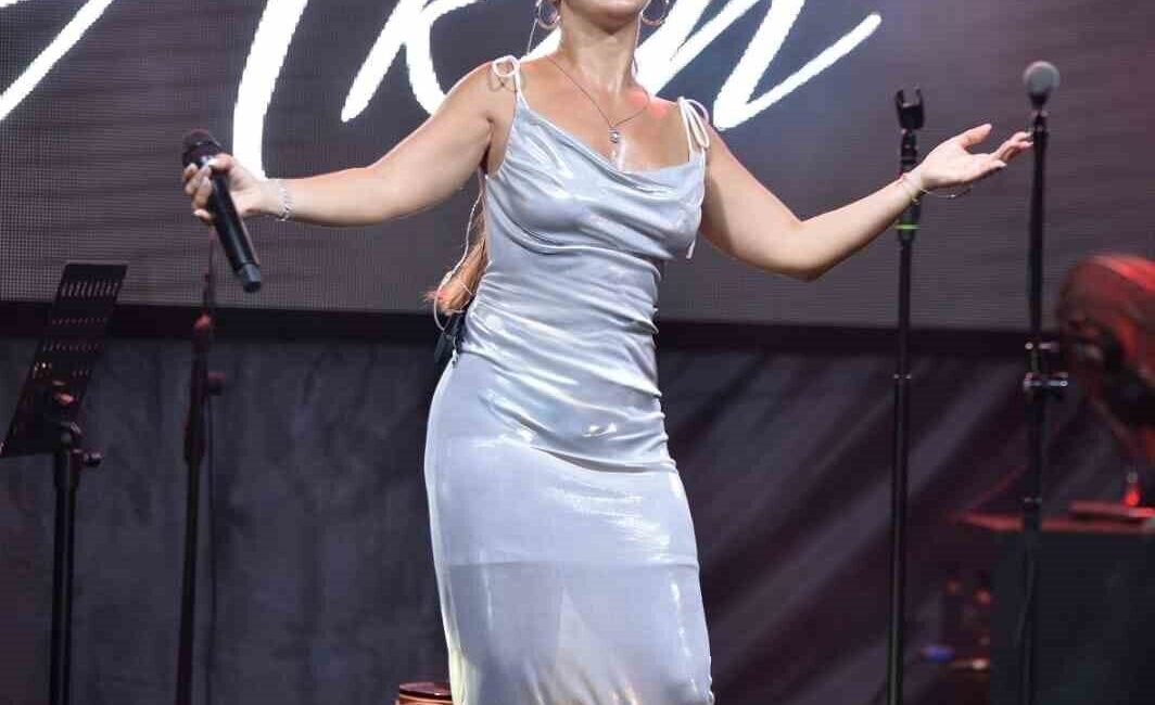 Bodrum’da Nihan Akın rüzgarı esti Türk pop müziğinin sevilen ismi Nihan Akın, Bodrum Azka Otel