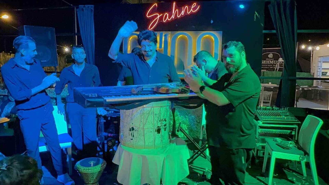 Muğla’nın Bodrum ilçesi Gündoğan Sahili’nde sahne alan sanatçı Ekin Akkaş,