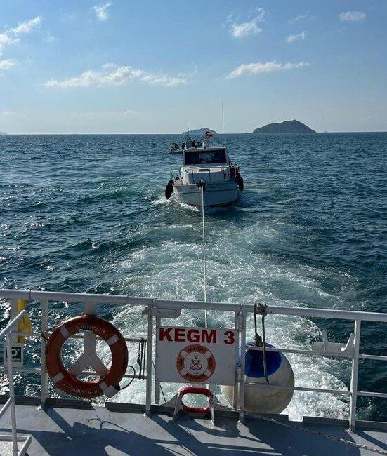 İstanbul Boğazı’nda makine arızası nedeniyle sürüklenmeye başlayan tekne kurtarıldı. Kıyı