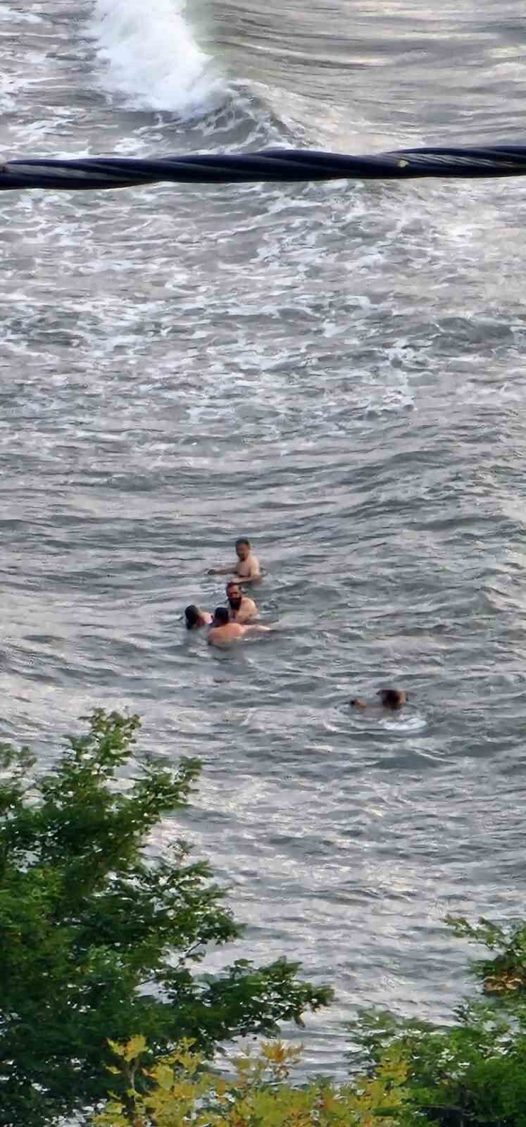 Zonguldak’ın Alaplı ilçesi Cennet Koyu sahilinde denizde boğulma tehlikesi geçiren