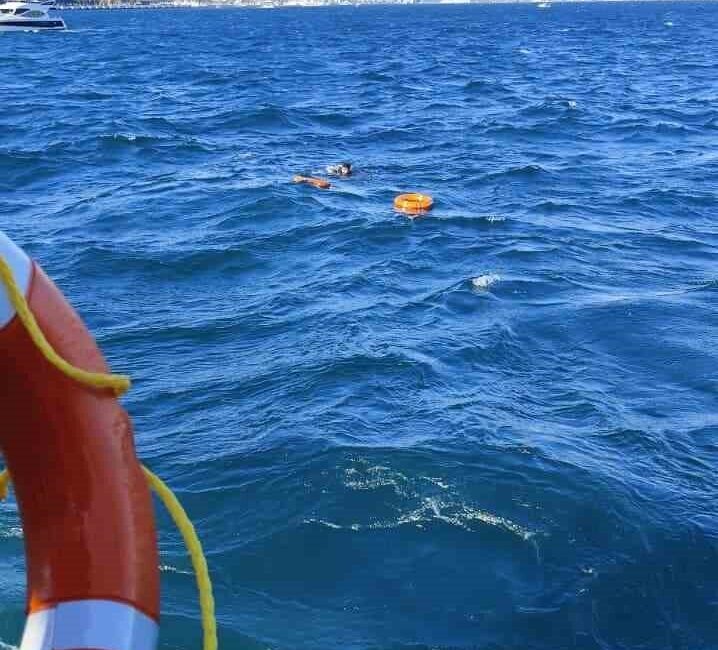 Eminönü açıklarında denizde boğulmak üzere olan bir kişi, vapurdaki vatandaşlar