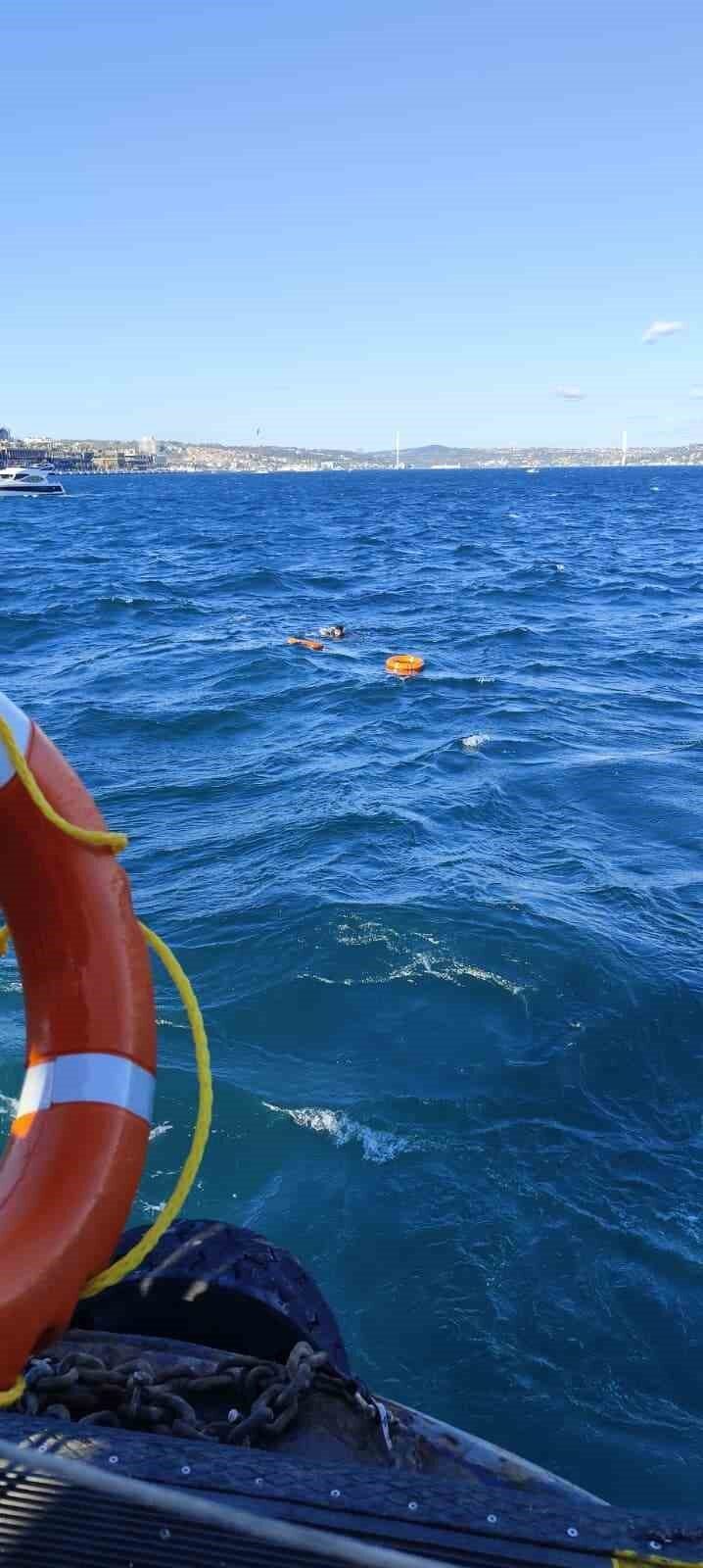 Eminönü açıklarında denizde boğulmak üzere olan bir kişi, vapurdaki vatandaşlar