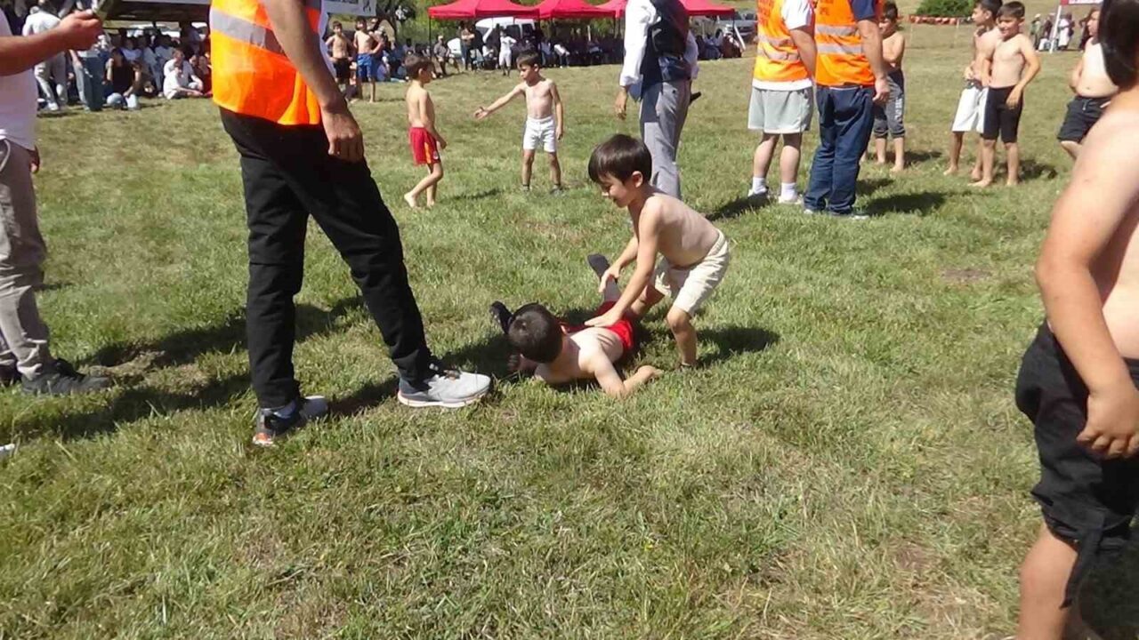 Bolu’nun Mudurnu ilçesinde Örencik köyünde düzenlenen Hacet Bayramı’nda minik pehlivanların