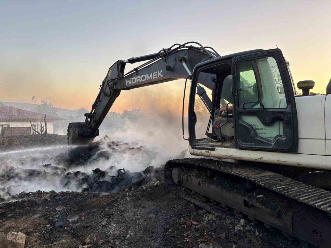 Bolu’nun Gerede ilçesinde otluk alanda çıkan yangın, 3 ev, 2