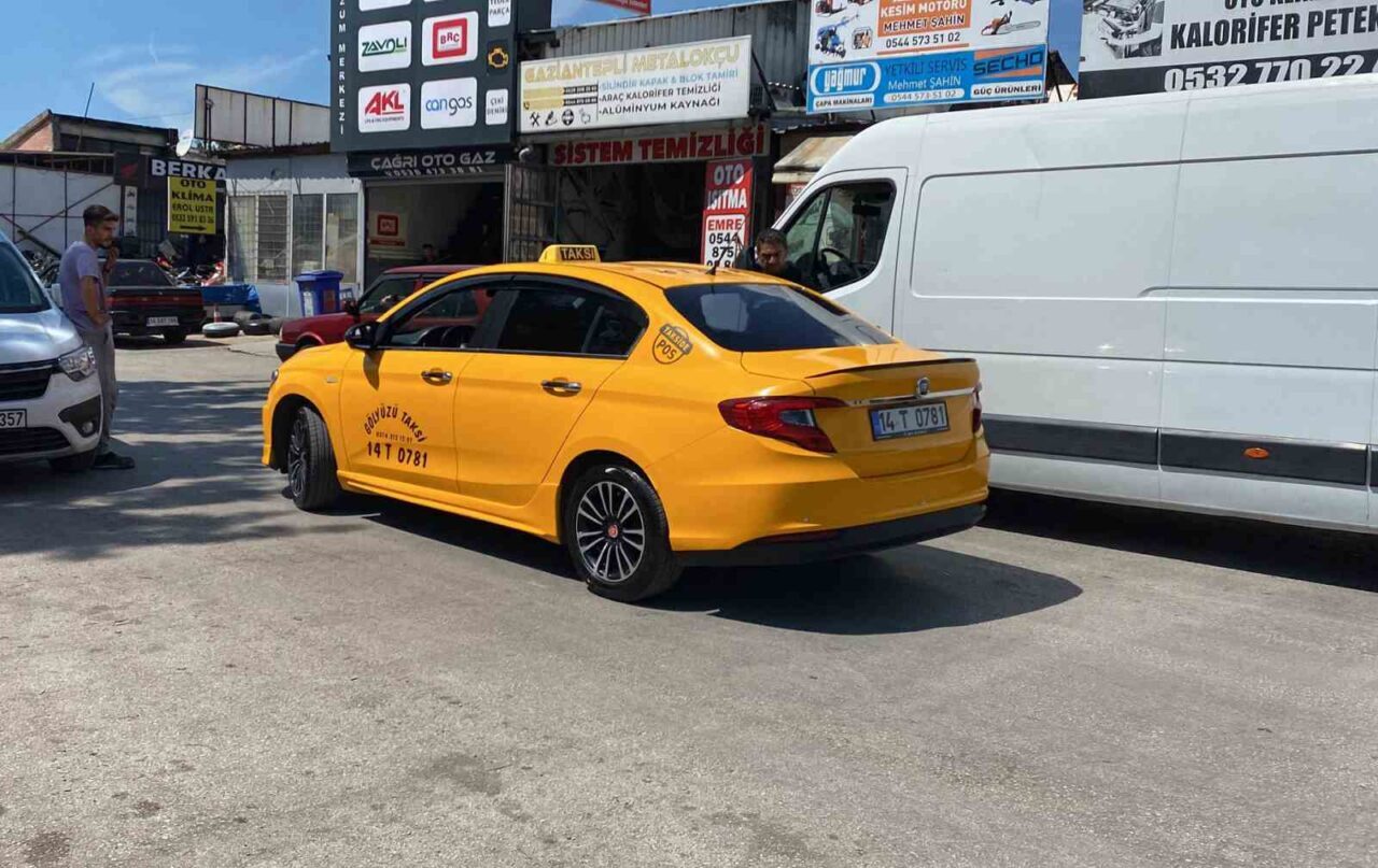 Bolu’da taksiye binen alkollü bir yolcu, seyir halindeyken şoföre kurusıkı